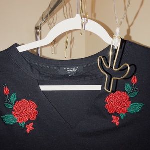 Rose detailed v-neck